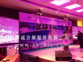 上海會展服務全攻略 舞臺搭建、展位設計與木質背景墻的完美融合